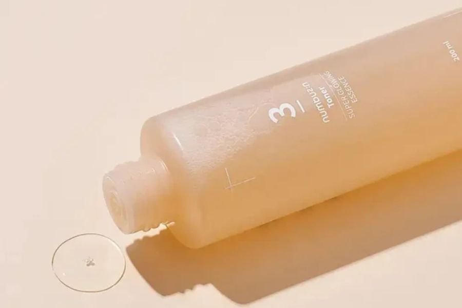 Numbuzin No.3 Super Glowing Essence Toner – veido toneris